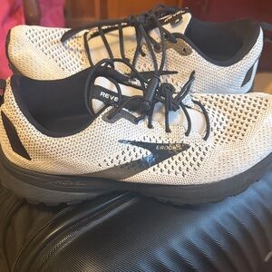 Brooks Black and White Running Sneakers🖤🤍